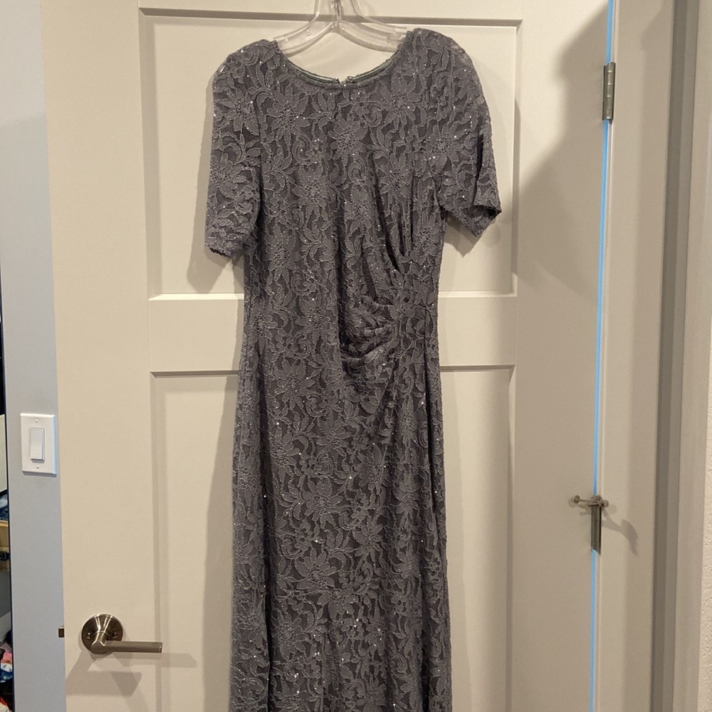 Gray shimmery mother of the bride style dress size 6 brand- one by eight 💕